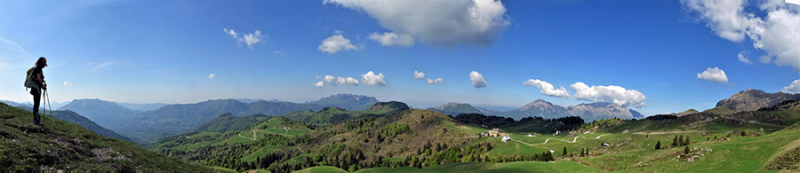 Dalla dorsale sud ovest del Sodadura vista panoramica sui Piani di Artavaggio e verso Resegone-Grigne-Campelli